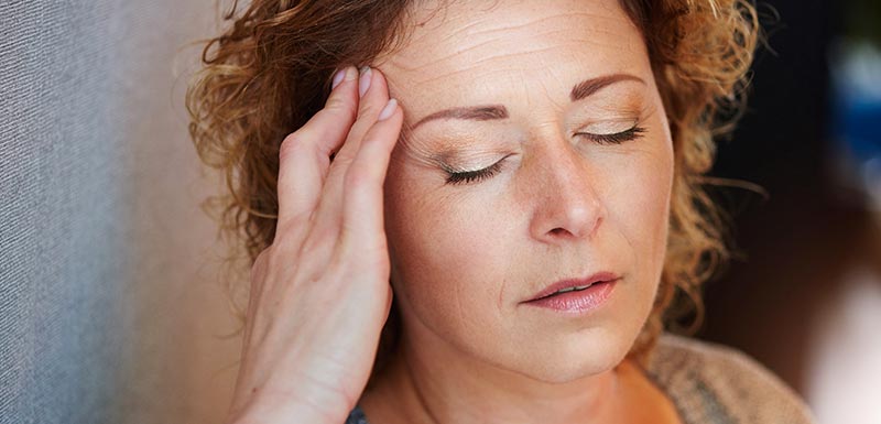 femme migraineuse, les anticorps monoclonaux pourraient être la solution