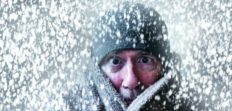 homme souffrant du froid sous la neige