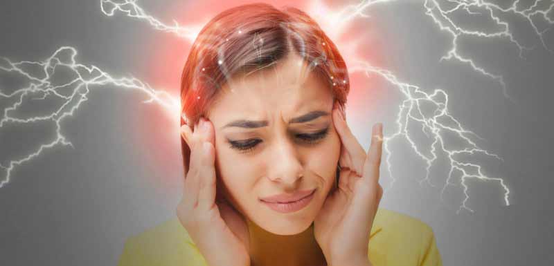 Femme souffrant de migraine sévère