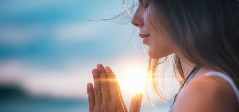 Femme qui fait de la méditation pour ses migraines