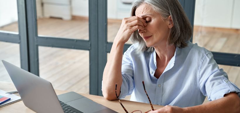 Femme atteinte de migraine liée à la ménopause